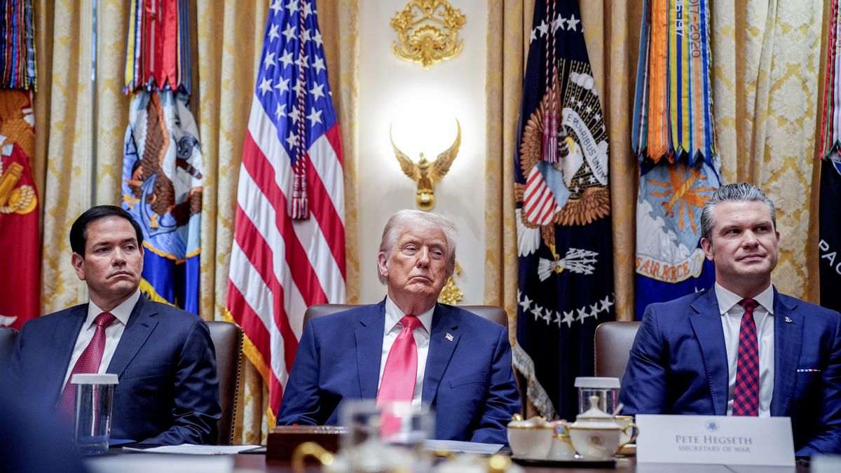 El presidente de Estados Unidos, Donald Trump, insistió este martes en que muy pronto comenzarán los ataques estadounidenses contra cárteles del narcotráfico dentro del territorio venezolano, tras el operativo contra lanchas en el Caribe, que acusa de transportar drogas. El presidente de Estados Unidos, Donald Trump, insistió este martes en que muy pronto comenzarán los ataques estadounidenses contra cárteles del narcotráfico dentro del territorio venezolano, tras el operativo contra lanchas en el Caribe, que acusa de transportar drogas.