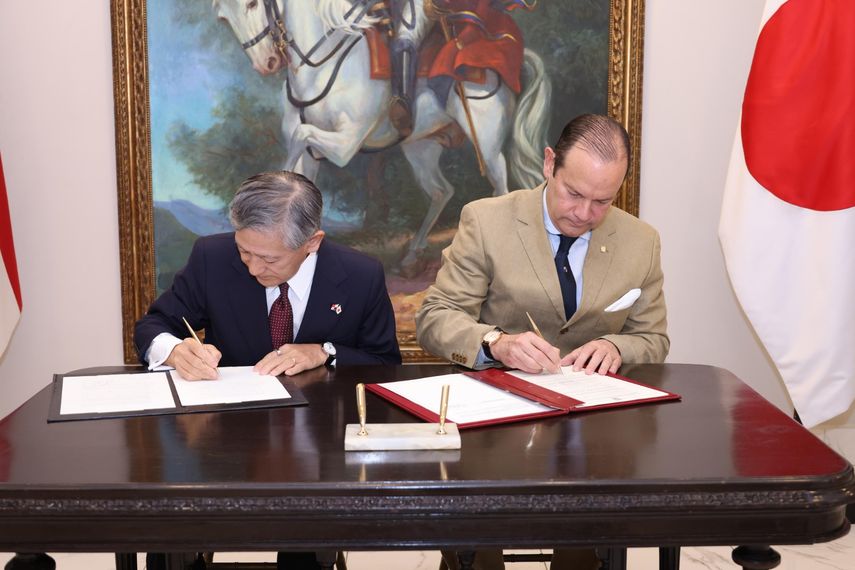 Panamá y Japón formalizaron este viernes un acuerdo de cooperación que permitirá financiar el desarrollo de la Línea 3 del Metro en el área metropolitana, a través de un préstamo por 382,844,000,000 yenes, equivalentes a unos 2,486 millones de dólares. Panamá y Japón formalizaron este viernes un acuerdo de cooperación que permitirá financiar el desarrollo de la Línea 3 del Metro en el área metropolitana, a través de un préstamo por 382,844,000,000 yenes, equivalentes a unos 2,486 millones de dólares.