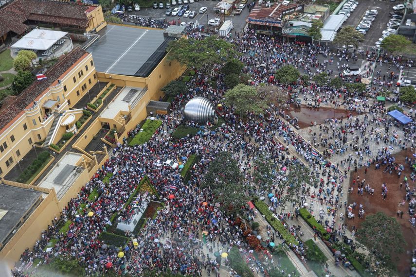 Sectores sociales marcharon en San José contra la reducción del Fondo Especial para la Educación Superior que impulsa el gobierno costarricense.