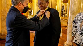 Cortizo condecora a Gerardo Maloney por sus aportes a la cultura y educación