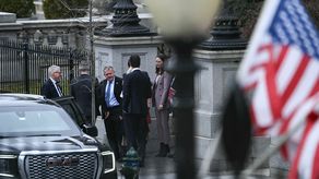 Una delegación de Dinamarca y Groenlandia se reunió este miércoles en la Casa Blanca con altos dirigentes estadounidenses, horas después de que Donald Trump insistiera en su voluntad de anexionarse esta isla del Ártico porque es vital para la seguridad de su país.