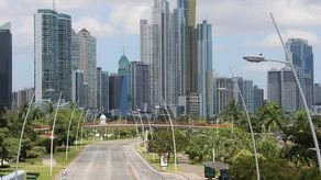 La República de Panamá colocó USD 156.13 millones en la cuarta subasta de Letras del Tesoro de 2026, a un plazo de 12 meses, confirmando que el mercado local mantiene confianza en los instrumentos de deuda soberana de corto plazo emitidos por el Estado panameño, informó el Ministerio de Economía y Finanzas (MEF).