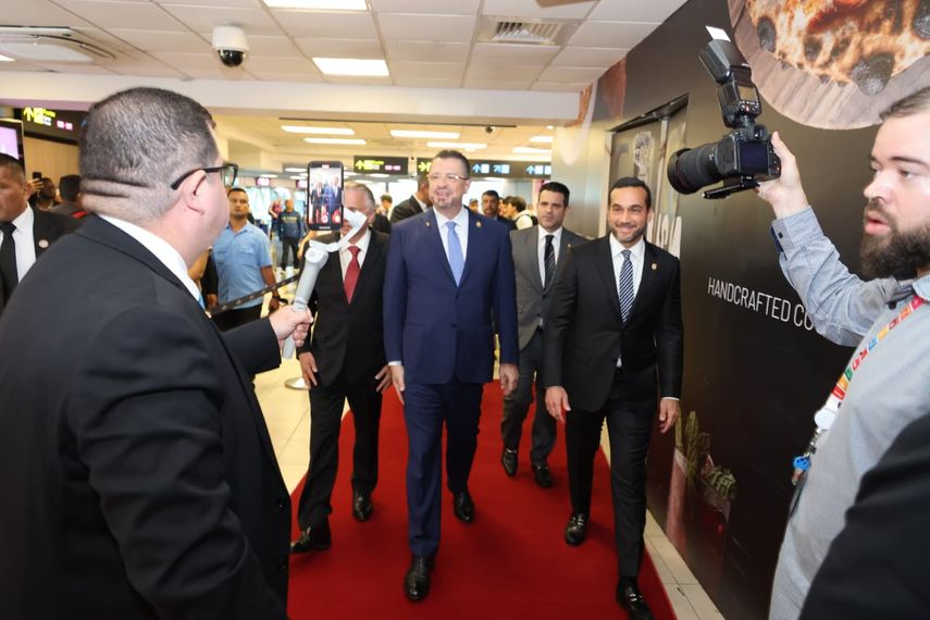 Presidente de Costa Rica, Rodrigo Chaves llega a Panamá para reunión con Mulino