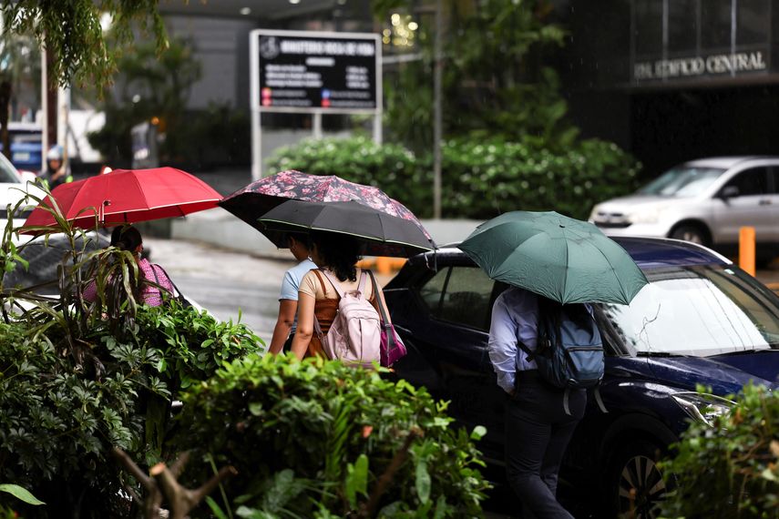 Bomberos advierten sobre crecidas de ríos y deslizamientos por influencia del huracán Melissa