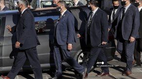 Miles de personas saludan cortejo fúnebre de Maradona en camino al cementerio