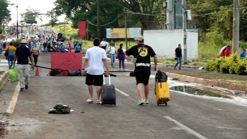 En horas de la noche de este lunes 13 de noviembre, llegó a Panamá una caravana de 420 camiones con distintos productos para abastecer a los diferentes mercados en ciudad capital, informó la Policía Nacional. En horas de la noche de este lunes 13 de noviembre, llegó a Panamá una caravana de 420 camiones con distintos productos para abastecer a los diferentes mercados en ciudad capital, informó la Policía Nacional.
