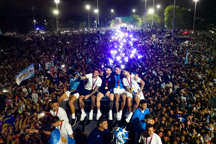 Lionel Messi y la selección de Argentina campeona del mundo tuvieron que terminar su caravana de celebración este martes con un sobrevuelo en helicópteros sobre una Buenos Aires desbordada con más de 5 millones de hinchas.