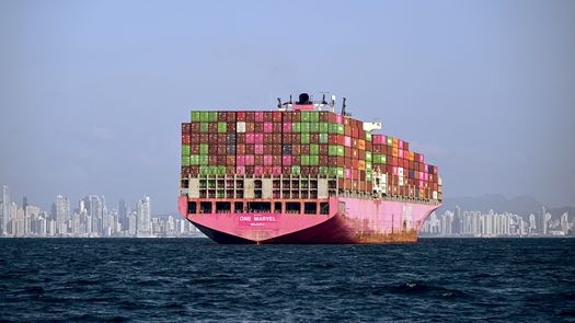 Canal de Panamá reserva tránsito para buques de bajas emisiones
