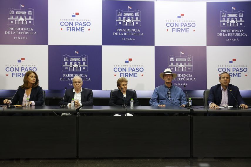 La prohibición de un vuelo en el que exgobernantes latinoamericanos iban a viajar de Panamá a Venezuela para ser observadores electorales y las deportaciones de otros veedores aumentaron este viernes la tensión antes de las elecciones. La prohibición de un vuelo en el que exgobernantes latinoamericanos iban a viajar de Panamá a Venezuela para ser observadores electorales y las deportaciones de otros veedores aumentaron este viernes la tensión antes de las elecciones.