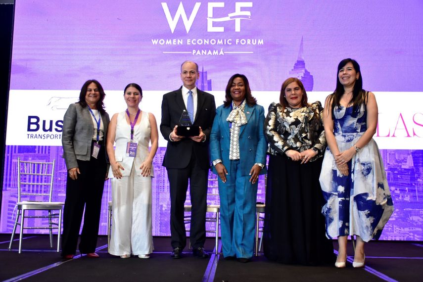 En el marco del Women Economic Forum (WEF) celebrado en Panamá, Miguel Bolinaga, presidente de AES Panamá, participó en el panel “Innovación Sostenible en Movimiento: Casos de éxito en los Sectores Energéticos, Marítimo y real”. En el marco del Women Economic Forum (WEF) celebrado en Panamá, Miguel Bolinaga, presidente de AES Panamá, participó en el panel “Innovación Sostenible en Movimiento: Casos de éxito en los Sectores Energéticos, Marítimo y real”.