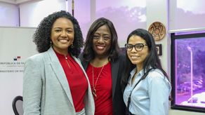 Lucy Molinar es recibida por colaboradores del Meduca