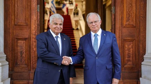El presidente José Raúl Mulino, coincidió con su homólogo de la Republica Helénica, Konstantínos Tasoúlas, en la enorme responsabilidad que tienen ambos países como miembros del Consejo de Seguridad de las Naciones Unidas ante la situación mundial actual para la navegación pacífica internacional y el flujo del comercio. El presidente José Raúl Mulino, coincidió con su homólogo de la Republica Helénica, Konstantínos Tasoúlas, en la enorme responsabilidad que tienen ambos países como miembros del Consejo de Seguridad de las Naciones Unidas ante la situación mundial actual para la navegación pacífica internacional y el flujo del comercio.