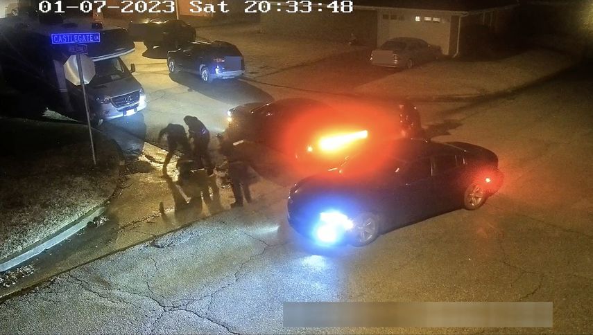 EE.UU. revela video de policías dando golpiza a hombre negro