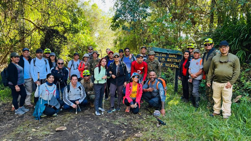 Personas con discapacidad visual conquistan el Sendero Los Quetzales