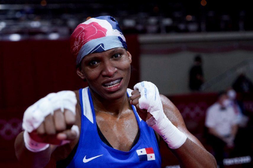 Con la fuerza de sus golpes, la boxeadora y policía Atheyna Bylon trató este sábado de devolver a Panamá al medallero olímpico. AFP