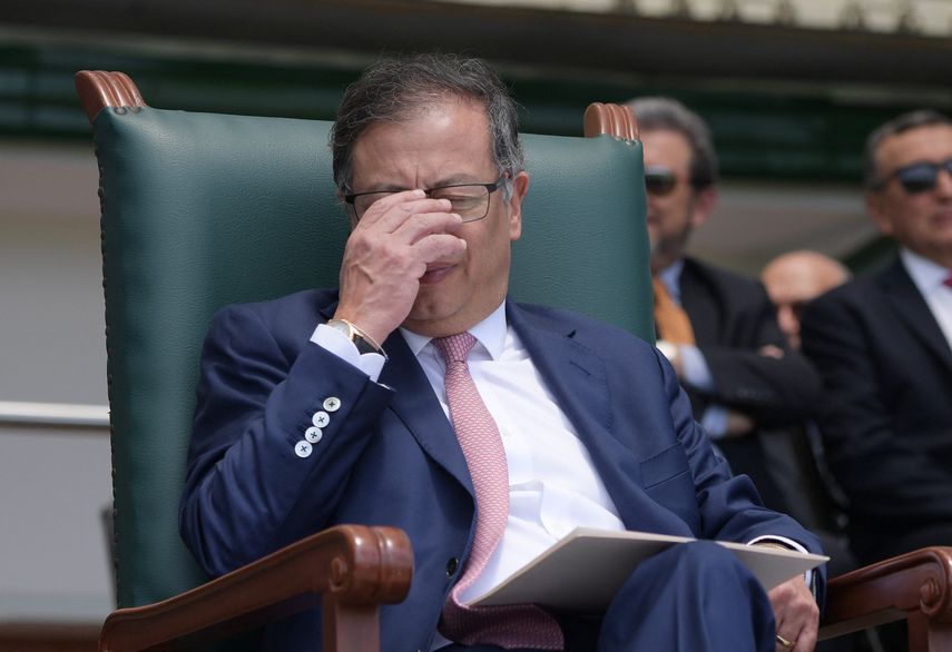 El hijo mayor del presidente de Colombia, Gustavo Petro, dijo este jueves que fue "presionado" por la Fiscalía para declarar en contra de su padre, en una investigación sobre la posible financiación de la campaña presidencial con dineros del narcotráfico. El hijo mayor del presidente de Colombia, Gustavo Petro, dijo este jueves que fue "presionado" por la Fiscalía para declarar en contra de su padre, en una investigación sobre la posible financiación de la campaña presidencial con dineros del narcotráfico. 