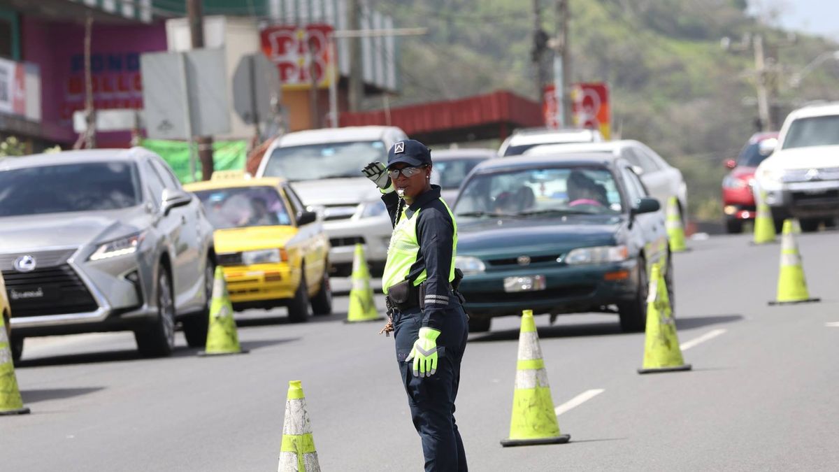La Policía Nacional informó que a partir de este jueves se implementará un operativo de inversión de carriles en dirección hacia el interior del país, por motivo del desplazamiento masivo por Semana Santa 2026, como medida para agilizar el flujo vehicular. La Policía Nacional informó que a partir de este jueves se implementará un operativo de inversión de carriles en dirección hacia el interior del país, por motivo del desplazamiento masivo por Semana Santa 2026, como medida para agilizar el flujo vehicular.