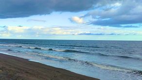 El Sistema Nacional de Protección Civil (SINAPROC) informó que se mantiene vigente un Aviso de Vigilancia ante el incremento de los vientos alisios y el oleaje en el mar Caribe, condiciones que afectarán varias regiones del país hasta las 11:59 p.m. del 28 de diciembre de 2025.