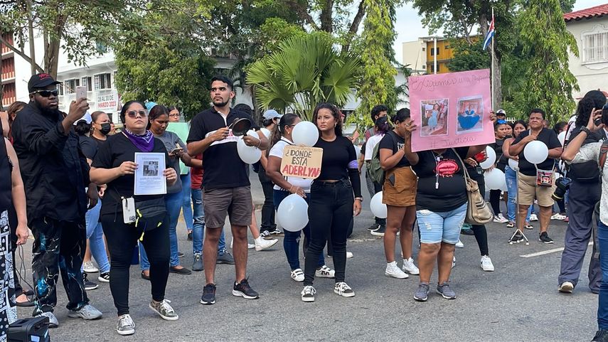 Aderlyn Llerena: Personas protestan frente a la fiscalía