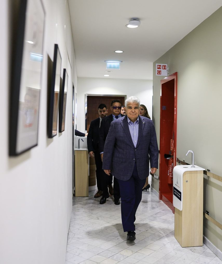 Presidente Mulino llega a París para estrechar la relación con Francia. Presidente Mulino llega a París para estrechar la relación con Francia.