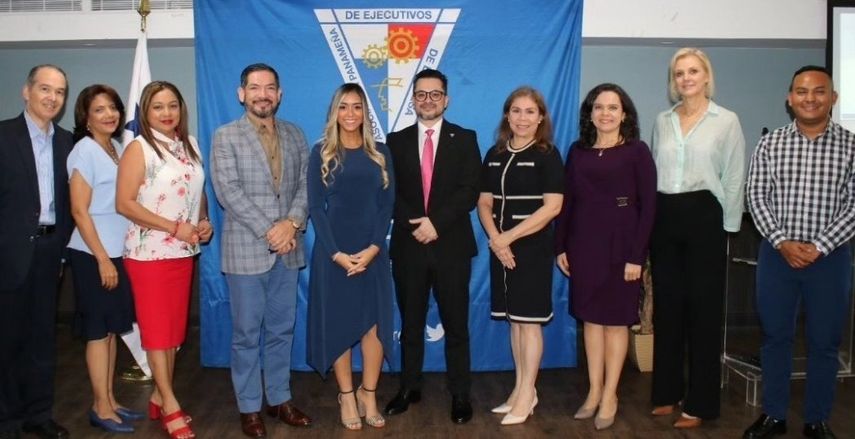 De acuerdo con la Apede, la nueva Comisión de Innovación y Tecnología para el periodo 2023-2024, fue instalada por Adriana Angarita en representación de la Junta Directiva y la encabezan Nerio Peña como presidente, Aldo Ríos, como vicepresidente y Miriam Grannum, como secretaria. | Foto: Apede De acuerdo con la Apede, la nueva Comisión de Innovación y Tecnología para el periodo 2023-2024, fue instalada por Adriana Angarita en representación de la Junta Directiva y la encabezan Nerio Peña como presidente, Aldo Ríos, como vicepresidente y Miriam Grannum, como secretaria. | Foto: Apede