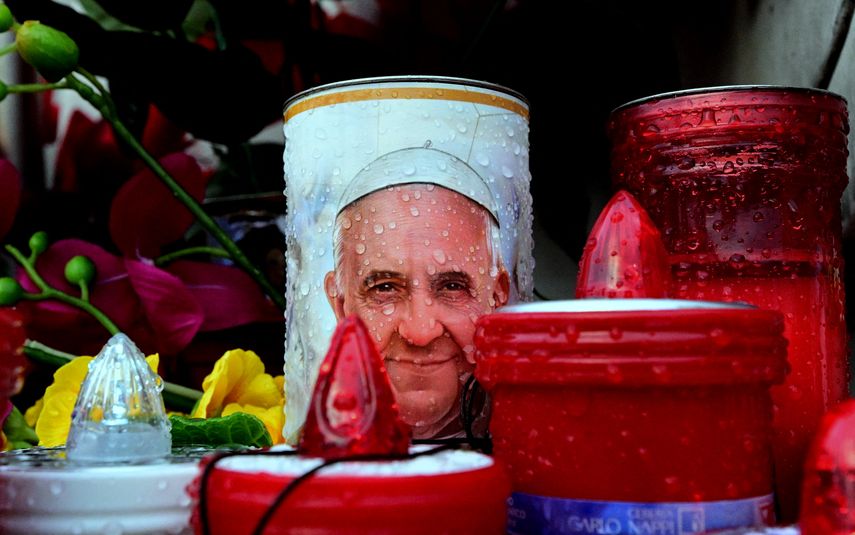 El papa Francisco no ha vuelto a sufrir crisis respiratorias y puede levantarse