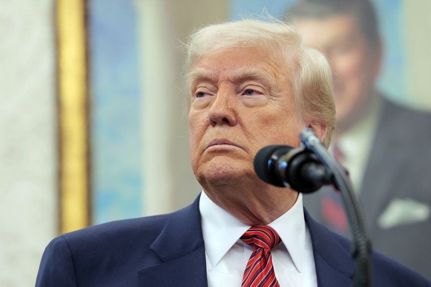 Trump dice que firmará decreto para reducir precios de medicamentos en EEUU