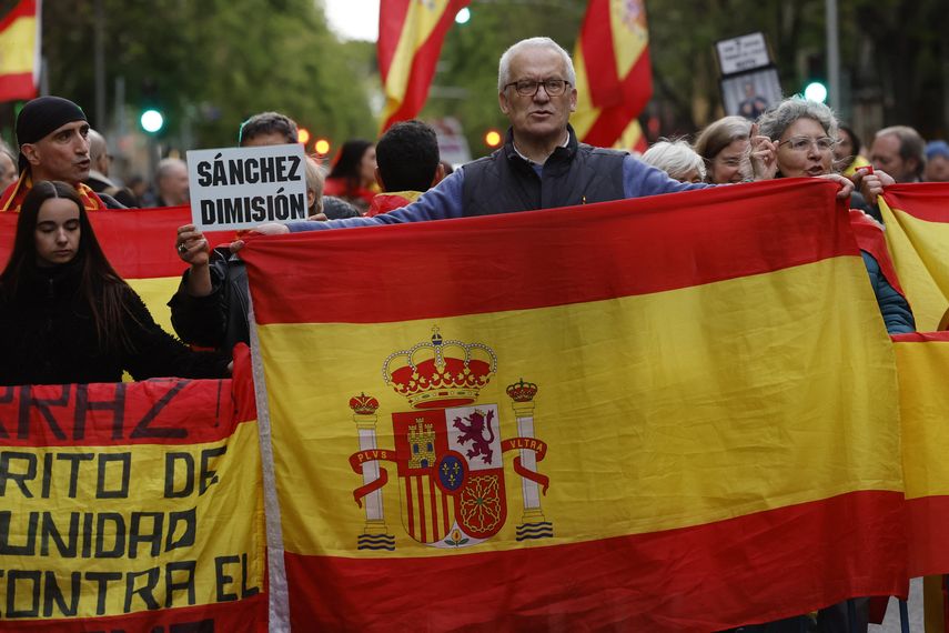 Socialistas españoles se movilizan para pedir a Sánchez que no dimita