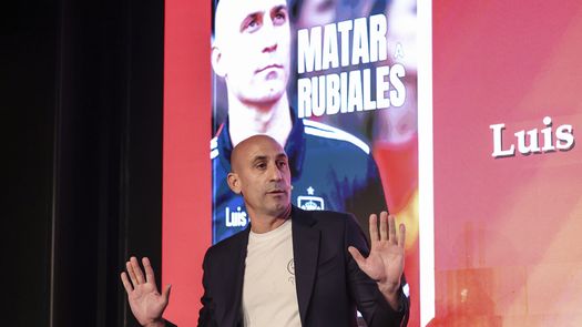 El expresidente de la Federación Española de Fútbol (RFEF), Luis Rubiales, condenado por agresión sexual por su beso forzado a la jugadora Jenni Hermoso, fue atacado con huevos este jueves durante el lanzamiento de su libro en Madrid. El expresidente de la Federación Española de Fútbol (RFEF), Luis Rubiales, condenado por agresión sexual por su beso forzado a la jugadora Jenni Hermoso, fue atacado con huevos este jueves durante el lanzamiento de su libro en Madrid.