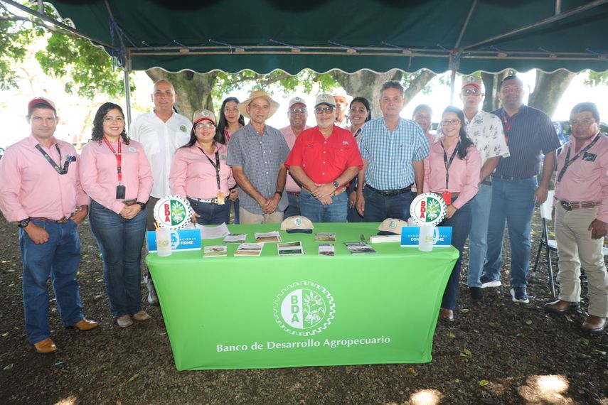 El Banco de Desarrollo Agropecuario (BDA) estuvo presente este domingo en la Asamblea General de la Asociación Nacional de Ganaderos (ANAGAN), capítulo de Chiriquí, reafirmando su compromiso con el sector ganadero de la provincia. El Banco de Desarrollo Agropecuario (BDA) estuvo presente este domingo en la Asamblea General de la Asociación Nacional de Ganaderos (ANAGAN), capítulo de Chiriquí, reafirmando su compromiso con el sector ganadero de la provincia.