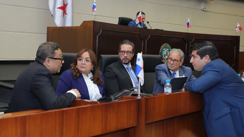 A horas del mediodía de este miércoles, los diputados de la Asamblea Nacional decidieron bajar este miércoles de tercer a segundo debate el proyecto de reformas a la Caja de Seguro Social (CSS) para realizar la corrección de un artículo. A horas del mediodía de este miércoles, los diputados de la Asamblea Nacional decidieron bajar este miércoles de tercer a segundo debate el proyecto de reformas a la Caja de Seguro Social (CSS) para realizar la corrección de un artículo.