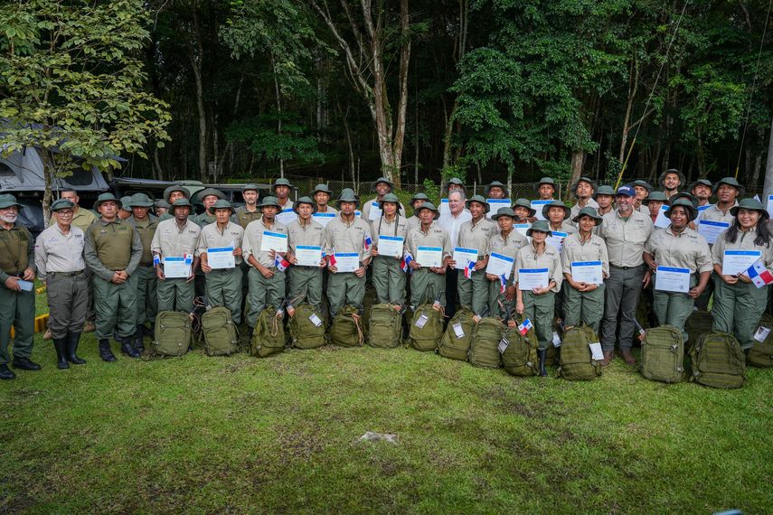 El Ministerio de Ambiente (MiAmbiente) celebró la graduación de 32 nuevos guardaparques