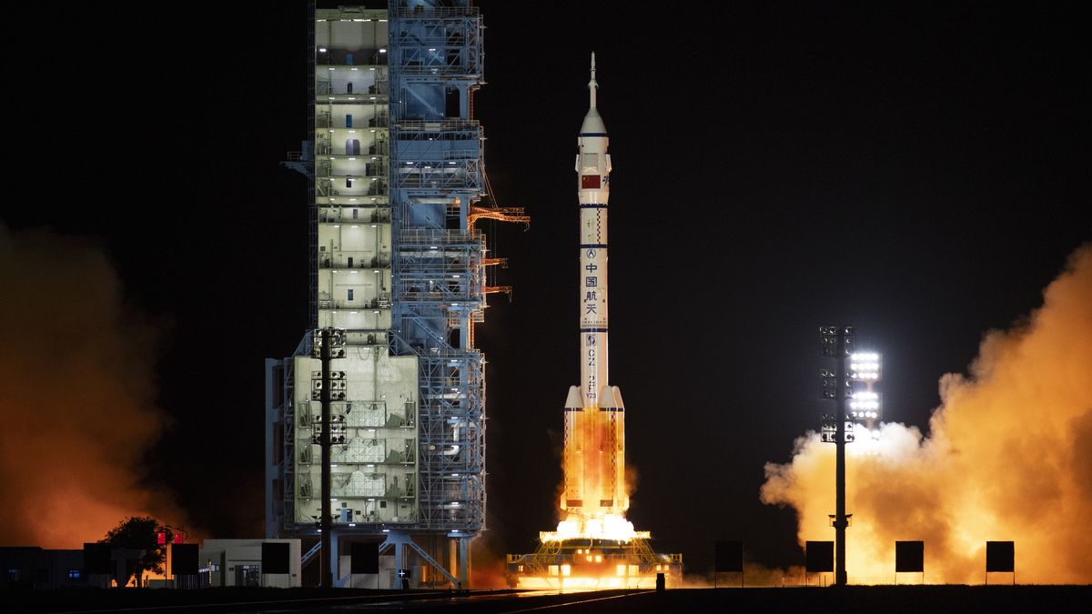La misión tripulada china Shenzhou-23 despegó este domingo a las 23.08 hora local (15.08 GMT) con tres astronautas a bordo, incluida la primera procedente de Hong Kong, rumbo a la estación espacial Tiangong. La misión tripulada china Shenzhou-23 despegó este domingo a las 23.08 hora local (15.08 GMT) con tres astronautas a bordo, incluida la primera procedente de Hong Kong, rumbo a la estación espacial Tiangong.