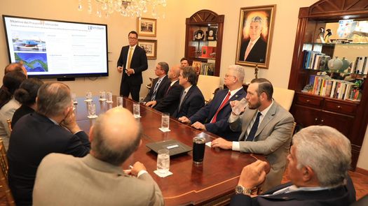 El presidente de la República, José Raúl Mulino, recibió este miércoles a los representantes de Royal Caribbean Group, quienes manifestaron su interés en el establecimiento de un dique seco flotante en el sector de Punta Piedra, Puerto Armuelles, provincia de Chiriquí, lo que generaría de 500 a 800 empleos en los próximos años.