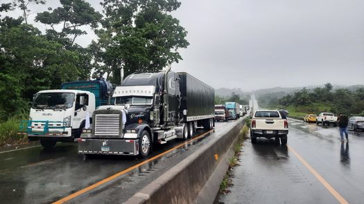 Una caravana con más de 200 vehículos cargados con más de 50 mil quintales de alimentos salió desde Tierras Altas para abastecer la ciudad capital, sin embargo grupos de la comarca Ngäbe-Buglé mantuvieron los cierres.
