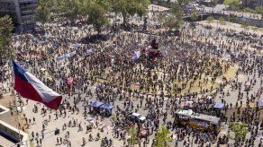 Manifestantes toman plaza Italia de Santiago en primer aniversario de protestas en Chile