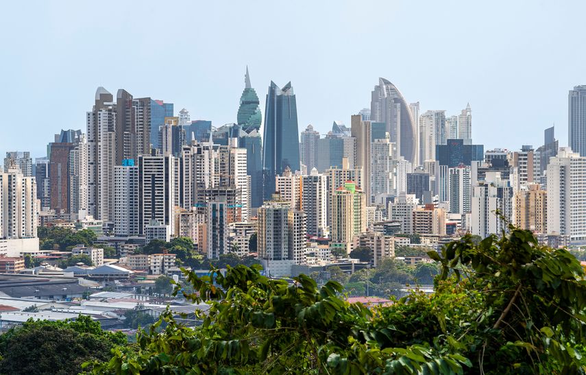Panamá enfrenta presión por deuda pública e ingresos insuficientes