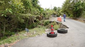 Según los residentes de esta zona de Puerto Armuelles, al momento que ocurrió el primer daño se hicieron varias inspecciones por parte de funcionarios del Ministerio de Obras Públicas, pero nunca se reparó la vía.