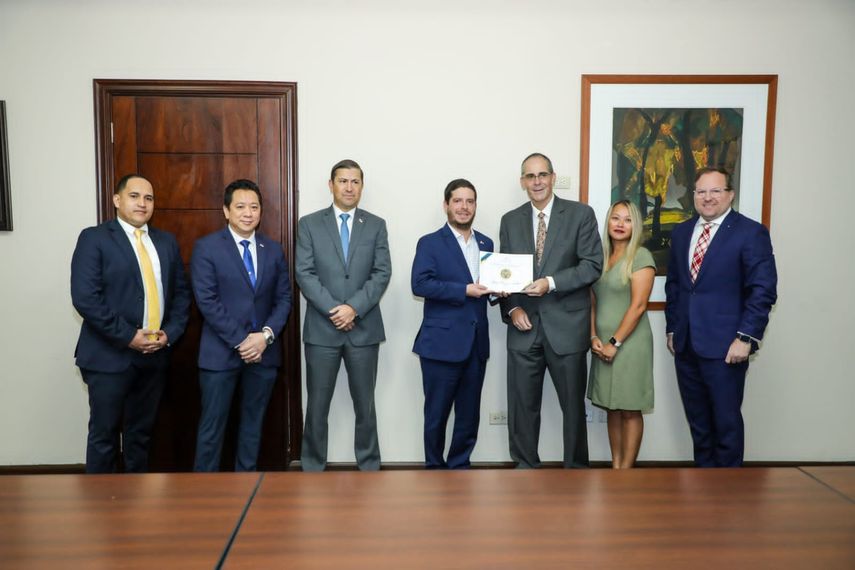 MICI certifica al inversionista calificado No. 100