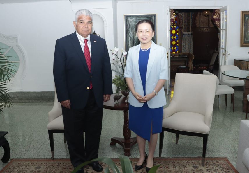 El presidente de la República, José Raúl Mulino, sostuvo una reunión esta mañana con la embajadora de la República Popular China en Panamá, Xu Xueyuan, para explorar el interés de empresas chinas en invertir en distintos sectores estratégicos del país y fomentar las exportaciones. El presidente de la República, José Raúl Mulino, sostuvo una reunión esta mañana con la embajadora de la República Popular China en Panamá, Xu Xueyuan, para explorar el interés de empresas chinas en invertir en distintos sectores estratégicos del país y fomentar las exportaciones.