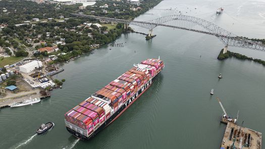 Crece el tránsito de buques en Canal de Panamá pese a aranceles de Trump