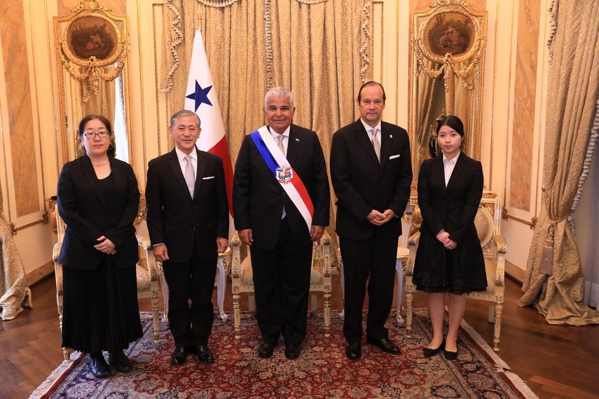 Cinco embajadores entregan credenciales al presidente Mulino