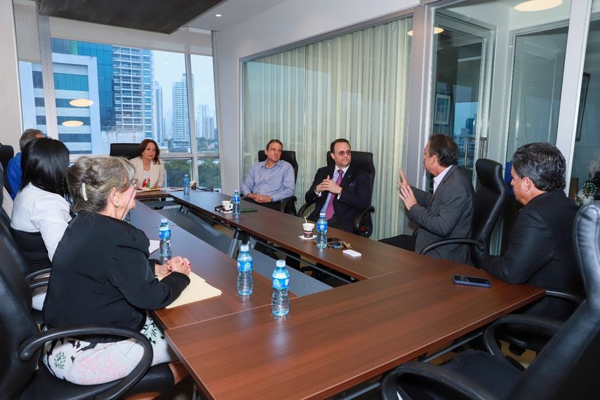 En una reunión clave para fortalecer el sector productivo, el Ministro de Comercio e Industrias (MICI), Julio Moltó, acompañado del Viceministro Eduardo Arango, sostuvo un encuentro con José Luis García De Paredes, presidente de la Bolsa Nacional de Productos, S.A. (BAISA). En una reunión clave para fortalecer el sector productivo, el Ministro de Comercio e Industrias (MICI), Julio Moltó, acompañado del Viceministro Eduardo Arango, sostuvo un encuentro con José Luis García De Paredes, presidente de la Bolsa Nacional de Productos, S.A. (BAISA).