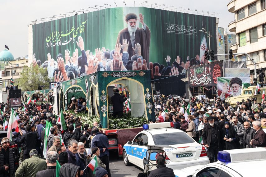 Miles de personas en la capital de Irán, Teherán, desafiaron este miércoles los continuos bombardeos para celebrar una ceremonia fúnebre por los altos cargos fallecidos en ataques estadounidenses e israelíes, la mayor concentración pública en la capital desde el inicio de la guerra. Miles de personas en la capital de Irán, Teherán, desafiaron este miércoles los continuos bombardeos para celebrar una ceremonia fúnebre por los altos cargos fallecidos en ataques estadounidenses e israelíes, la mayor concentración pública en la capital desde el inicio de la guerra.