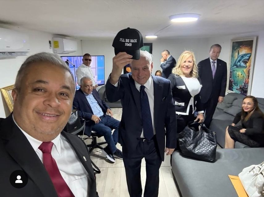 El expresidente Ricardo Martinelli junto a diputados y sus abogados en la Embajada de Nicaragua en Panamá. El expresidente Ricardo Martinelli junto a diputados y sus abogados en la Embajada de Nicaragua en Panamá.