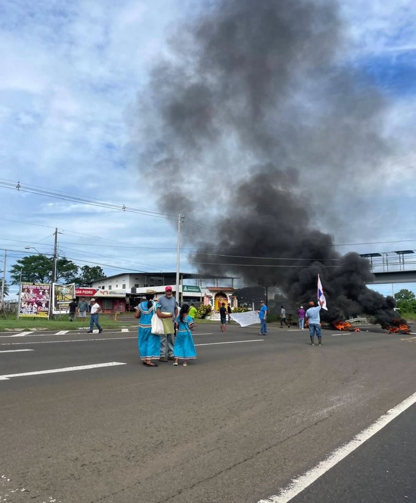 Este martes, manifestantes bloquearon la vía Panamericana en Veraguas. Este martes, manifestantes bloquearon la vía Panamericana en Veraguas.