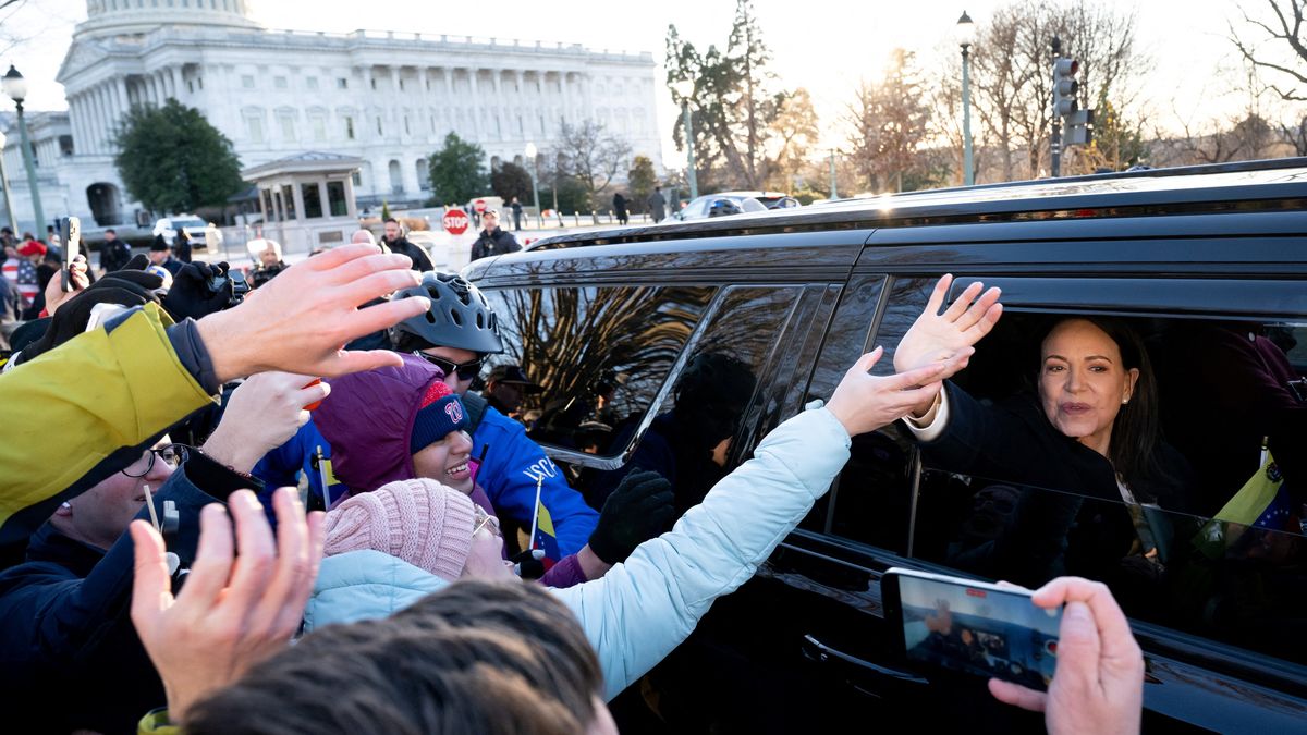 La líder opositora y Premio Nobel de la Paz, María Corina Machado, espera ser elegida presidenta de Venezuela en el momento adecuado, según declaró en entrevista difundida este viernes por la cadena Fox News. La líder opositora y Premio Nobel de la Paz, María Corina Machado, espera ser elegida presidenta de Venezuela en el momento adecuado, según declaró en entrevista difundida este viernes por la cadena Fox News.