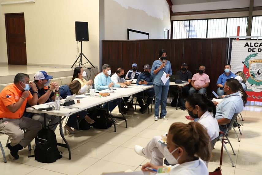 El MEDUCA sostuvo una reunión con el defensor del Pueblo, la Junta Técnica Comarcal y gremios de docentes con miras a minimizar las aulas rancho en la comarca Ngäbe-Buglé. Además se conversó sobre el avance de Con Escuelas.
