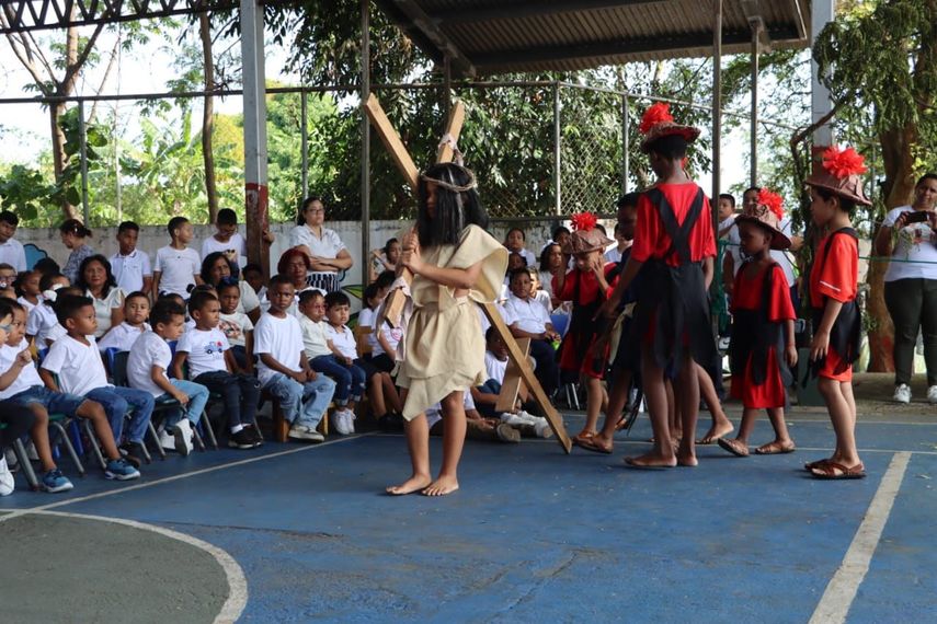 Semana Santa: Estudiantes dramatizan la pasión y muerte de Jesucristo