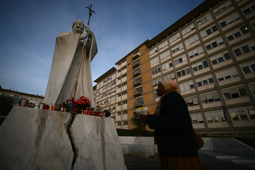 Hospitalización del papa Francisco con cuadro clínico complejo, será prolongada